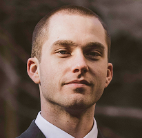 Analyste en trading et spécialiste du marché crypto, Thomas Whitfield, portrait.